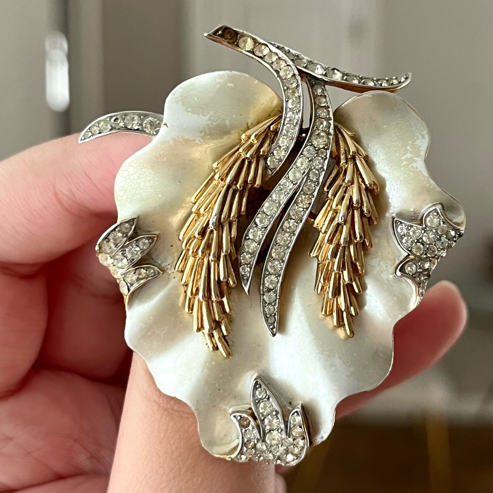 Vintage Trifari Crown 50s Under The Sea Coral Reef Mother of Pearl Gold Brooch - Picture 7 of 14